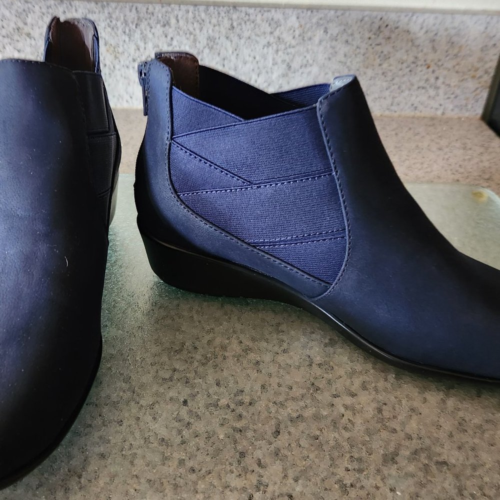 Womens A2 Aerosoles Above All Ankle Wedge Boot Size 7M Navy Brand New